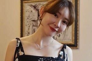小嶋陽菜、タイトな超ミニワンピで...ベッドで脚組みショット　「こじはるかわいすぎる」「女神」色気ダダ漏れ