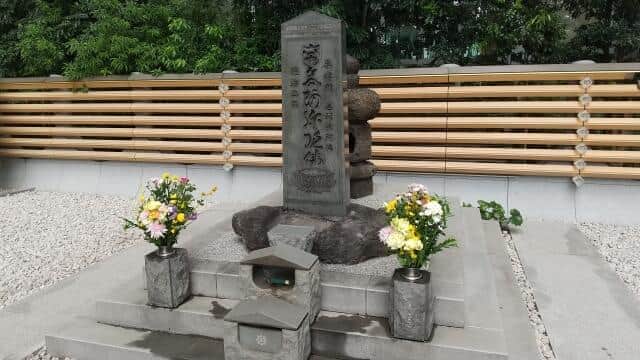 東京都千代田区に鎮座する「将門塚」