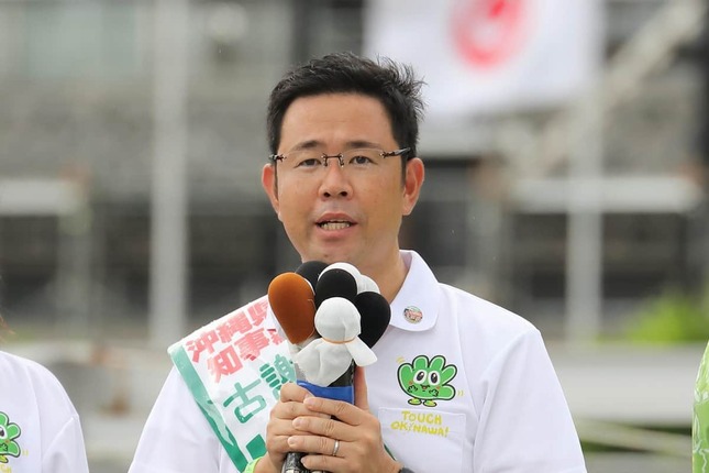 6人による選挙戦がスタート。古謝玄太氏は那覇市内の「第一声」で支持を訴えた
