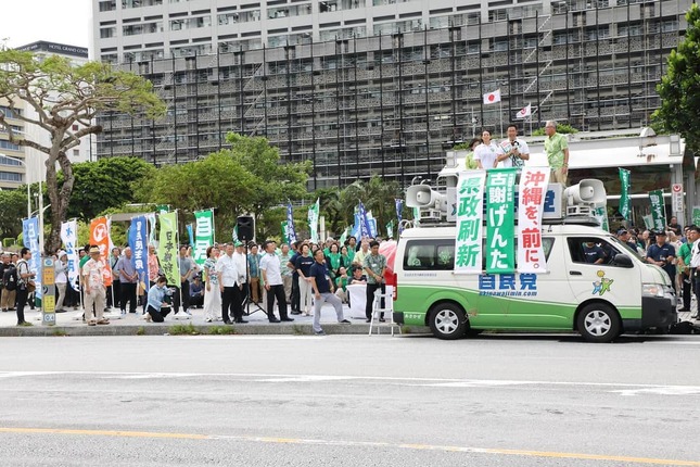 古謝氏を推薦する政党の「のぼり」が並んだ
