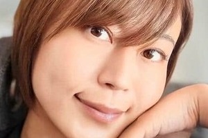 氷川きよし、さわやか白セットアップ＆麦わら帽子あわせたコーデ　夏らしさ全開ショットでステキ限界突破