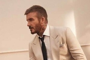 デビッド・ベッカム夫妻、美男美女夫婦ラブラブ2ショット　妻ヴィクトリア、色気ダダ漏れワンピ姿で...キス顔