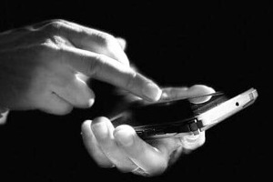 「宅配便の不在通知に従っただけなのに」70代父親のスマホ代に加算された「身に覚えのない決済」