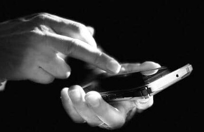 「宅配便の不在通知に従っただけなのに」70代父親のスマホ代に加算された「身に覚えのない決済」