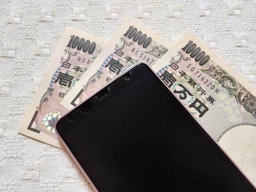 気づけばスマホ代に約3万円が上乗せされていた（写真はイメージ）
