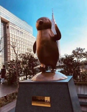 新宿駅近くにある「Suicaのペンギン」の銅像