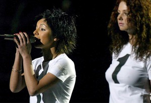 「t.A.T.u.」ユーリャ、超ミニ丈コーデ＆髪をアップにして色気ダダ漏れ　両腕＆おなかにはタトゥーが