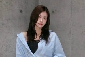 生見愛瑠、ふとももあらわ大きめスエットコーデで異次元スタイル　「可愛いすぎる」「眩し過ぎます」
