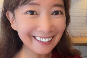 アグネス・チャン71歳、透け感ピンクのロングドレス姿で...変わらぬ美貌の衝撃　「エレガント」「お美しい」