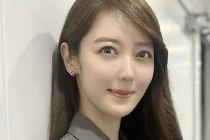 上野愛奈アナ、タイトな白ニット姿で美貌ダダ漏れ　「爽やかな美しさ」「神々しい」神スタイル炸裂
