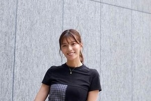 テレ朝・三谷紬アナ、久しぶり膝上ミニ丈花柄ワンピ姿にドキっ　「柄が大人っぽいからこれなら着られる！」