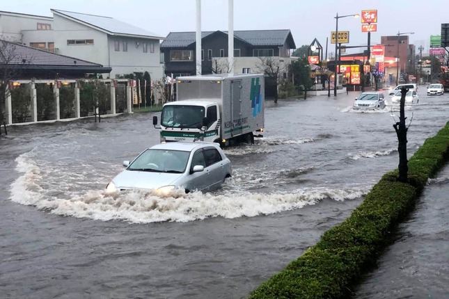 千葉県の記録的豪雨で、あちこちの道路が冠水した（写真：AP/アフロ）