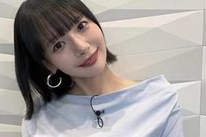 「役満ボディー」岡田紗佳、ミニ丈＆黒ストあわせピンクの新ユニ姿　「パーフェクト！」「かわいいー！」