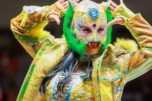 覆面レスラーのスターライト・キッド「ほぼ素顔」ショット　「綺麗可愛」「アイドルですか？」レジェンド格闘家の自宅で
