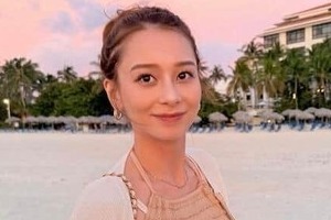 「テラハ史上No.1美女」Niki、超ミニ×ドット柄キャミ姿で神スタイル炸裂　「スーパーパーフェクト」「綺麗すぎ」