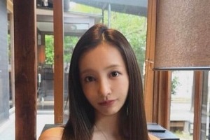 板野友美、ミニスカ制服姿で「高校生に仲間入りしちゃった」かわいさ限界突破　「なんで歳取らないの」