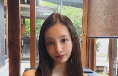 板野友美、ミニスカ制服姿で「高校生に仲間入りしちゃった」かわいさ限界突破　「なんで歳取らないの」