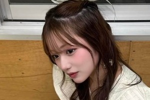 辻希美の長女・希空、ヘソ出しコーデ＆サングラス頭にのせ...ハワイで「激カワ」ショット　へそピアスもキラリ