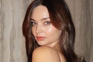 ミランダ・カー、ピンク色キャミ×デニムで異次元の美貌にドキっ　夫は7歳年下イケメン超大物CEO