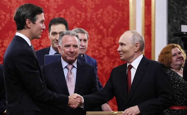 左からクシュナー氏、ウィトコフ特使、プーチン大統領（ロシア大統領府ウェブサイトより）
