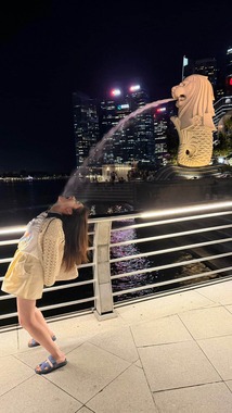 橋本環奈さんがシンガポールで見せた「全力ポーズ」

