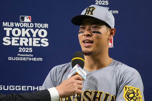 阪神・佐藤輝明選手（2025年、MLB東京シリーズのプレシーズンゲームで。写真：Imagn/ロイター/アフロ）
