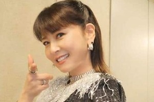 森高千里、シルバーの膝上ミニスカ衣装で異次元の美貌　「美しさに気絶寸前」「可愛すぎ」「世界で一番」