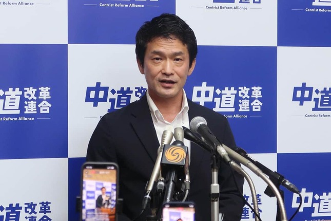 記者会見で政党助成金の扱いについて説明する中道改革連合の小川淳也代表
