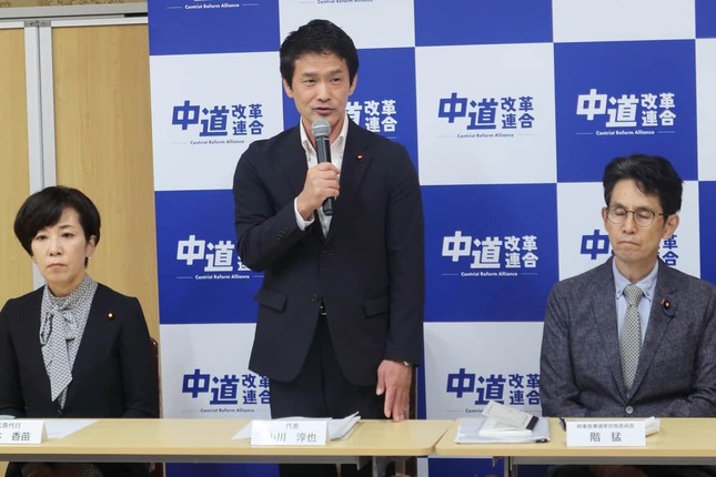 臨時常任幹事会であいさつする中道改革連合の小川淳也代表（中央）。この会議で党の「分裂」が正式に決まった
