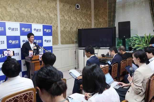 記者会見では政党助成金の使い道に関する質問が相次いだ
