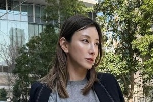 加藤あい、ショーパン×Tシャツ＆爆イケなサングラス姿で...美しい虹をバックに　「超絶可愛い」「ただただ綺麗」