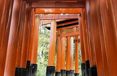 参拝者ら足止め、鳥居の下でノリノリダンス　外国人ら迷惑行為に伏見稲荷大社「日本の文化が理解されず残念」