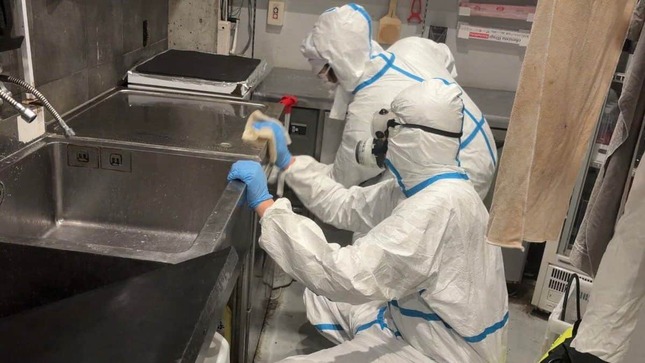 「次亜塩素酸ナトリウムを主成分とする消毒液による殺菌・消毒」。店舗の衛生管理を見直している（こめおさんのXから）