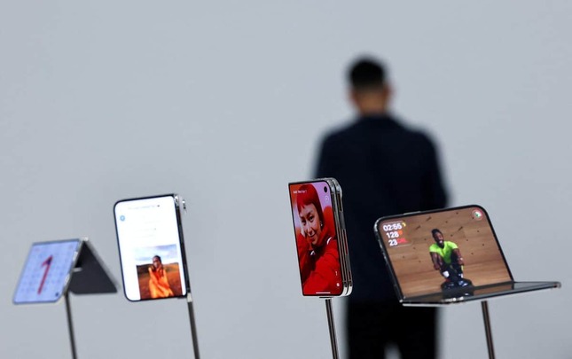 Appleが発表した「iPhone Duo」（写真：ロイター/アフロ）
