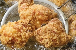 スーパーで買ったフライドチキン、かじると「ほぼ生」　運営会社も現物を確認「マニュアル通りの加熱手順」守られず