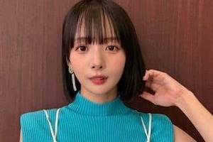 「役満ボディー」岡田紗佳、ミニ丈＆黒ストあわせピンクの新ユニ姿　「スタイル良すぎ」「おかぴー可愛い」