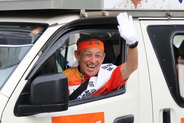 知事選告示日の玉城デニー氏。選挙カーから満面の笑顔を見せていた