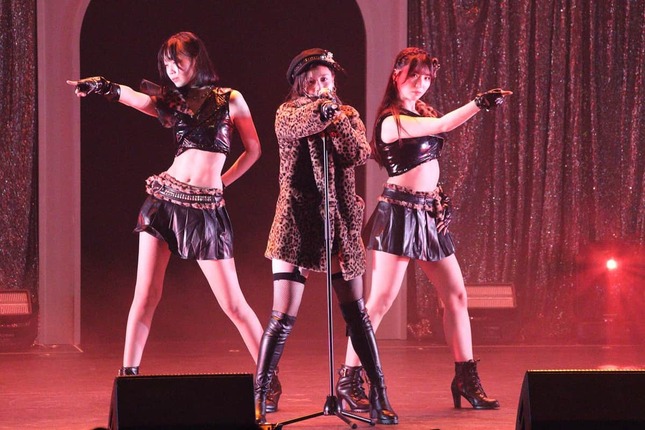 ユニットパートから「愛しきナターシャ」、左から梁瀬鈴雅さん、豊永阿紀さん、北川陽彩さん
