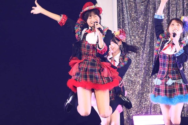 「ウインクは3回」でジャンプを決めるセンターの井澤美優さん
