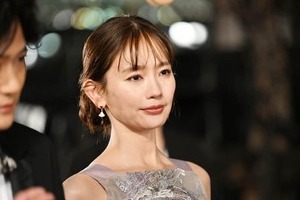 中村ゆりさん死去、44歳　闘病する母親演じたCMに「まさかご本人も病気と闘っていたなんて」