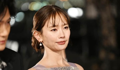 中村ゆりさん死去、44歳　闘病する母親演じたCMに「まさかご本人も病気と闘っていたなんて」