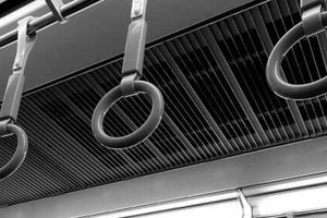 電車内で「キャアー！」飲み物はこぼれ、缶は転がり...女性は逃げるように降車　友人のとっさの行動に車内は拍手