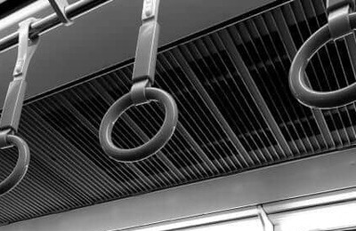 電車内で「キャアー！」飲み物はこぼれ、缶は転がり...女性は逃げるように降車　友人のとっさの行動に車内は拍手