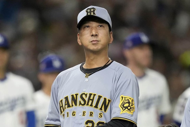 阪神・藤川球児監督（2025年、MLB 東京シリーズ プレシーズンゲーム。写真：AP/アフロ）