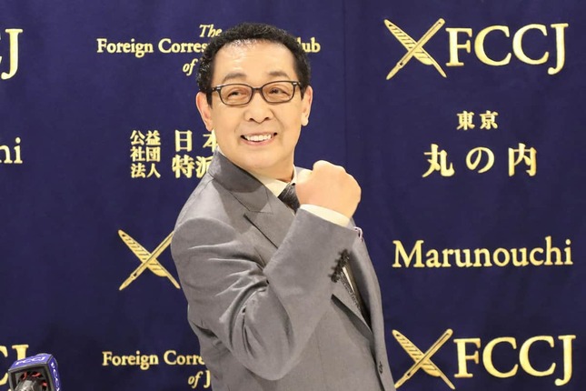 記者のリクエストに応じてガッツポーズ