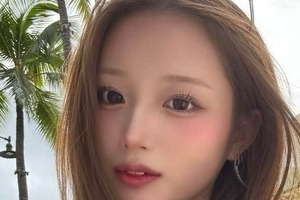 辻希美の長女・希空「ギャルみ増したけどどう？笑」　髪色変えて＆口元にネイル添えて「激カワ」表情ショット