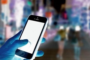 正しい情報得るには「スマホを置いて」　沖縄タイムス社説に異論続出、担当者は「偏向報道」批判に反論