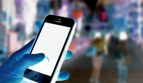 正しい情報得るには「スマホを置いて」　沖縄タイムス社説に異論続出、担当者は「偏向報道」批判に反論