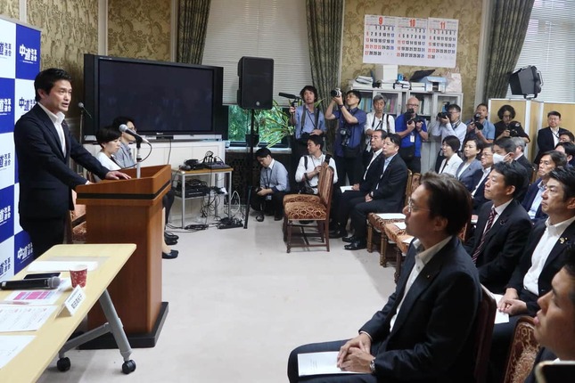 中道改革連合の議員総会であいさつする小川淳也代表（当時）。この後、辞任が承認された