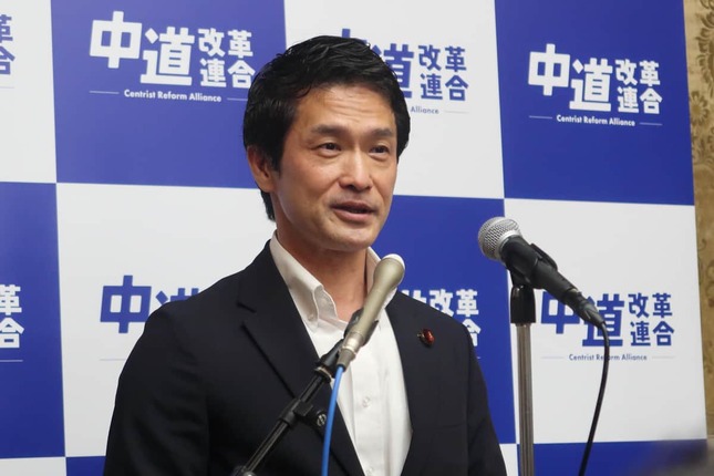 中道改革連合の小川淳也・前代表。議員総会後に取材に応じた